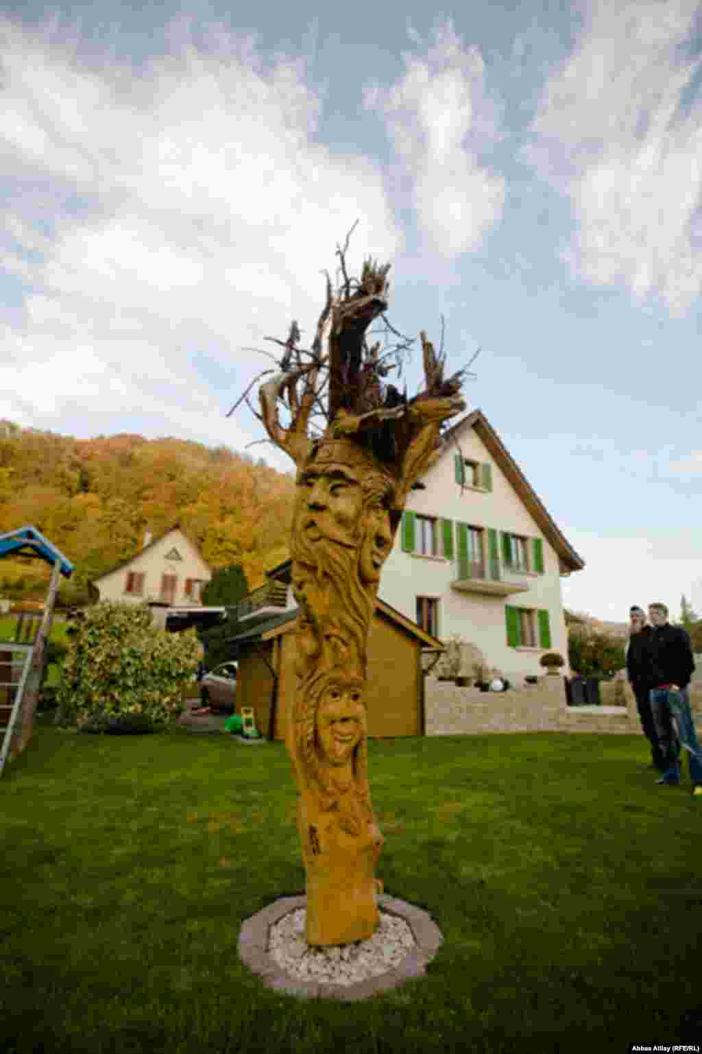 Qəsəbədə gəzərkən hasarsız həyətlərdə bu cür yaradıcılıq nümunəsi görmək olar.