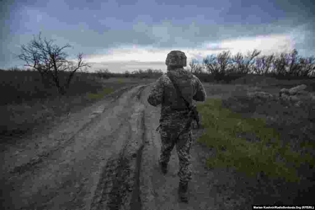 Украинский военный движется к передовой&nbsp;