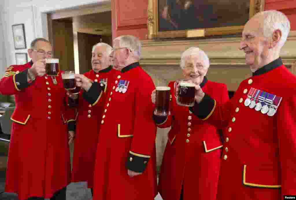 The Chelsea Pensioners -- a club of retired British Army soldiers -- toast the birth of a baby boy born to Britain&#39;s Prince William and Catherine, the duchess of Cambridge. The couple&#39;s first son was born on July 22 in a central London hospital.