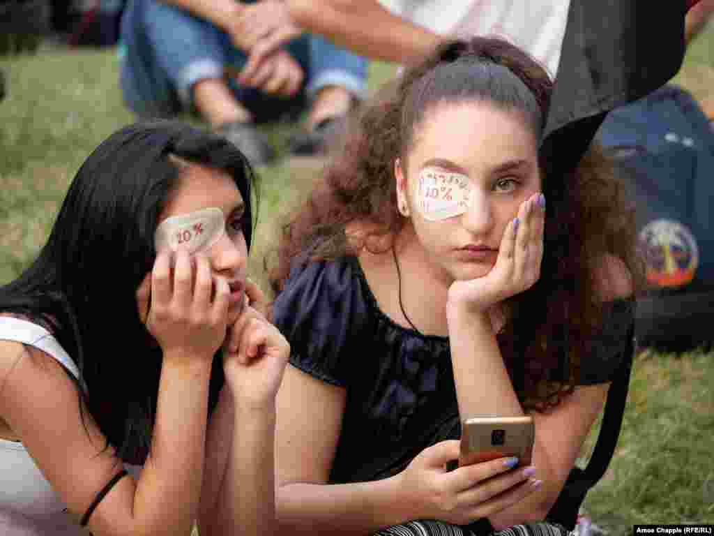 Дівчата з пов&rsquo;язками на очах, що символізують протестувальників, поранених, як повідомлялося, гумовими кулями поліції під час протестів 20 червня