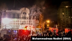 Протестующие у посольства Саудовской Аравии в Тегеране, 2 января 2016 года. 