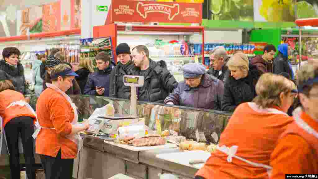 Belarus - New Year Eve's shopping in Minsk, 31Dec2015