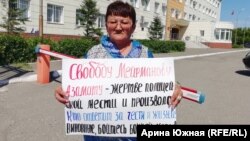 Алма Бухарбаева на пикете в поддержку Азамата Мейрманова