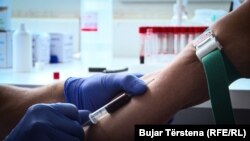 Një person në Prishtinë duke kryer testin serologjik për koronavirus. 