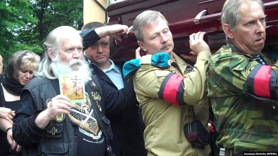 В последний путь Юрия буданова провожает вдова покойного, военные и активист Союза православных хоругвеносцев