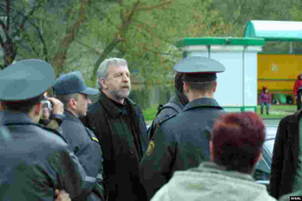 Лідэра руху «За Свабоду» Аляксандра Мілінкевіча затрымалі ў Мастах пасьля сустрэчы з мясцовымі жыхарамі. 19 красавіка 2008 году