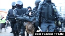 په مسکو کې پولیسو یو مظاهره کوونکی ګرفتار کړی. د ۲۰۲۱ز د اپرېل ۲۱مې انځور. 