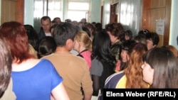 Родители стоят в очереди в Темиртауском городском отделе образования, чтобы устроить детей в детсады.