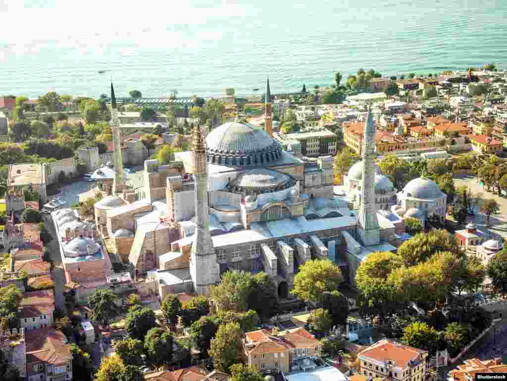Айя-София была построена как христианский кафедральный собор почти полтора тысячелетия назад, когда Стамбул, в то время именовавшийся Константинополем, был столицей Византийской империи.&nbsp; &nbsp;
