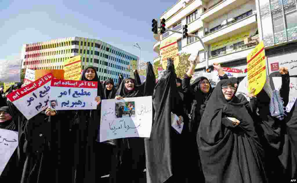 Иранки извикуваат слогани и носат транспаренти на антиамериканските демонстрации по петочната молитва во Техеран. &nbsp;