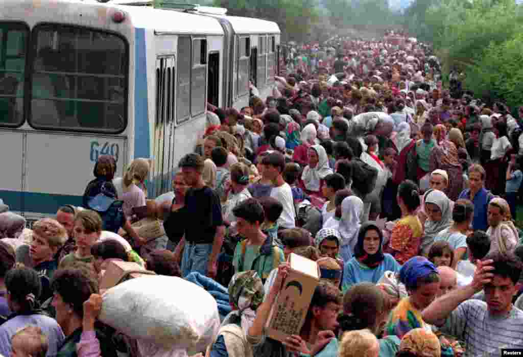 Сребреницадағы мұсылмандар қырғынынан қашқан босқындарды БҰҰ әскері автобустарға отырғызып, Тузла әуежайына тасыды. Бұл адамдар - 11 шілде күнгі қырғыннан аман құтылған жандар. 14 шілде 1995 жыл.&nbsp;