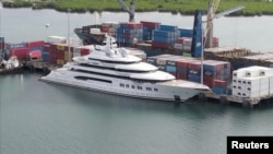 Яхта "Амадея" в порту Фиджи