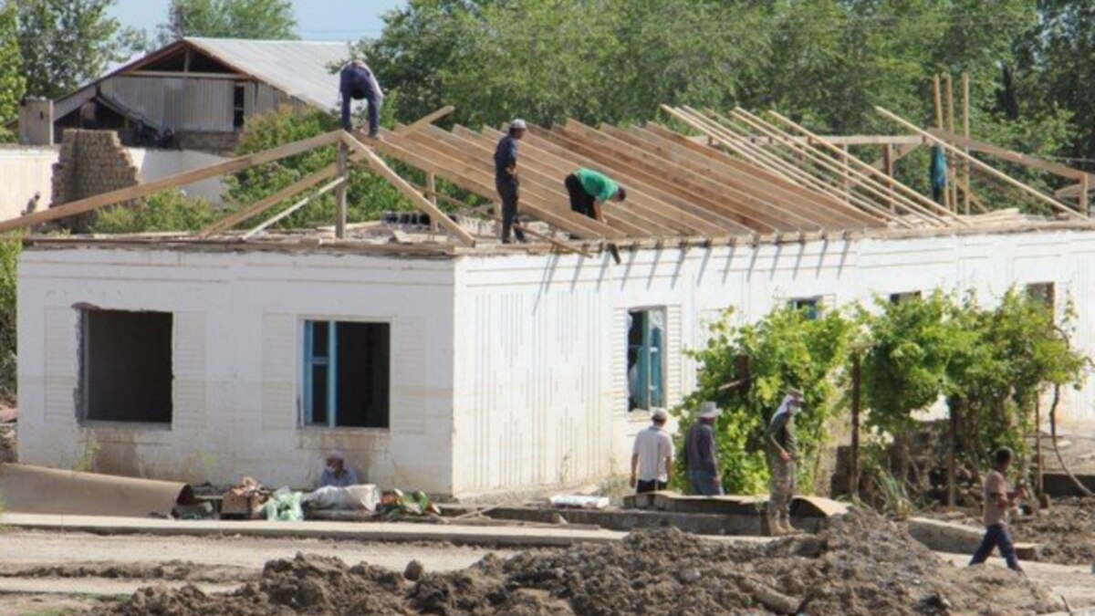 Дома, пострадавшие в результате прорыва дамбы на Сардобинском  водохранилище, ремонтируют не разбирающиеся в строительстве дешевые рабочие