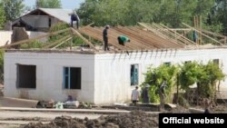 Дома, пострадавшие в результате техногенной катастрофы на Сардобинском водохранилище, ремонтируют, в основном, рабочие, приехавшие из различных областей Узбекистана. 