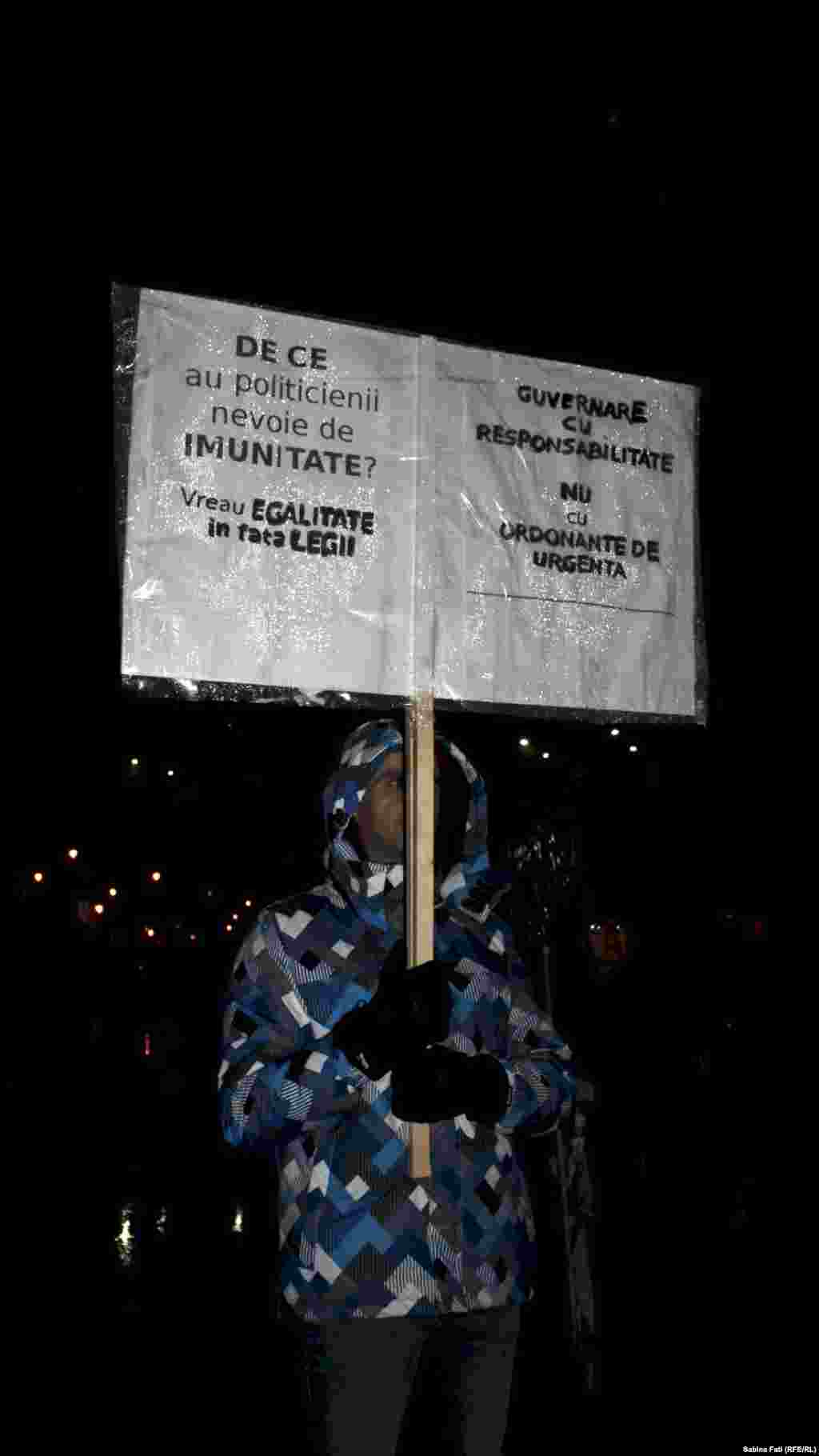 Demonstrînd în ploaie în Piața Victoriei împotriva guvernului Grindeanu și a corupției...