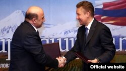 Russia - Gazprom Chairman Alexei Miller (R) and Armenian Energy Minister Armen Movsisian sign a deal in Moscow giving Gazprom 100 percent ownership of Armenia's gas distribution network, 16Jan2013.