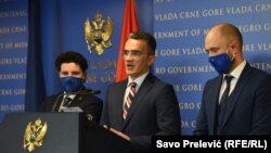 Министерот за правда на Црна Гора Владимир Лепосавиќ (во средина) и вицепремиерот Дритан Абазовиќ (лево) Подгорица, 18 декември 2020 година