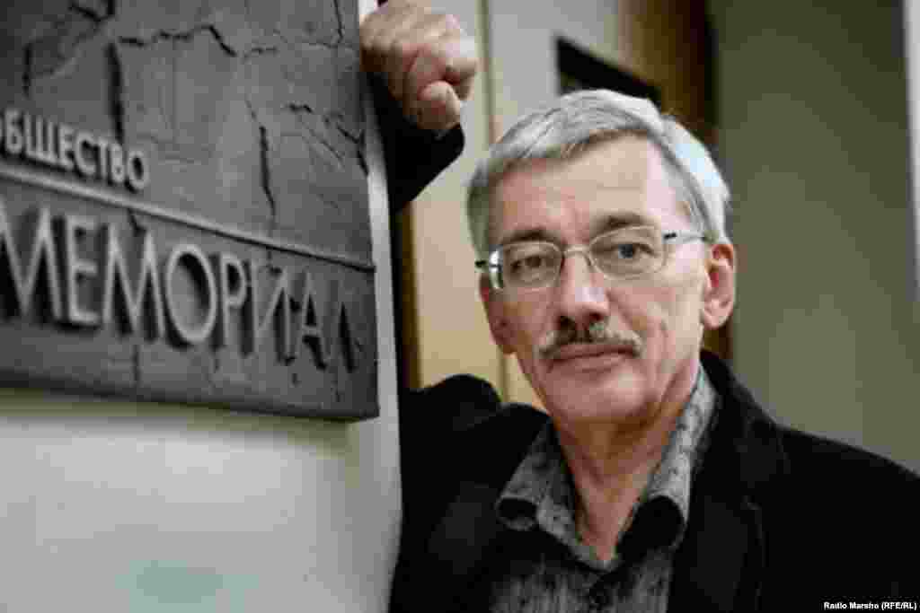 Орлов Олег 2009 шо: «Кадыров Рамзана кхерамаш тийсина хиллера Эстемирова Натальина, сийсазъеш, шен мостагI ю аьлла дIакхайкхийнера. Тхуна ца хаьа, я Кадыровс омра делла Эстемирова ен, я цуьнан уллерчу гоно Кадыровна томана йийна иза». (Бакъоларъяран "Мемориал" юкъараллан куьйгалхо) Кадыров Рамзан 20I0 шо: «Хуьлийла иза Орлов, хуьлийла иза зуда я борша стаг Гуьмса-кIоштан «Мемориалан» я кхечу муьлхачу а… Уьш сан агIончаш бац. Уьш къоман мостагIий бу, низаман мостагIий, пачхьалкъан мостагIий». 