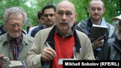 Борис Акунин:" Я против не только революции вообще, но и против так называемой мирной революции".