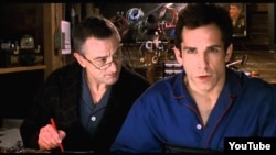 Ben Stillerin ən məşhur filmi Robert de Niro ilə birlikdə oynadığı "Valideynlərlə tanışlıq"dan bir kadr, 2000-ci il.