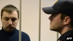 Михаил Косенко (слева), один из обвиняемых по «Болотному делу», в зале суда. Москва, 8 октября 2013 года.