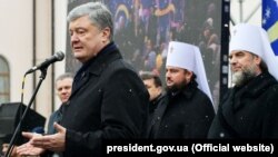 Президент України Петро Порошенко (ліворуч) і два митрополити, які перейшли з УПЦ (МП) в ПЦУ – митрополит Вінницький і Барський Симеон (праворуч) і митрополит Переяслав-Хмельницький і Вишневський Олександр (Драбинко). Вінниця, 13 січня 2019 року