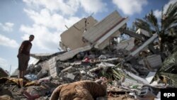 Палестинець дивиться на розбомблений будинок, Смуга Гази, 15 липня 2014