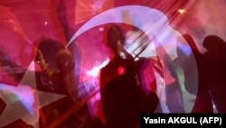 Сторонники правящей в Турции партии Партии справедливости и развития празднуют победу у штаб-квартиры в Анкаре. 24 июня
