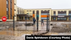 ... а это школа № 49 в Уральске, куда весной дети добирались в длинных резиновых сапогах. Уральск, 4 марта 2020 года.