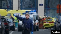 Рятувальні служби і перекриті вулиці біля станції метро, де стався вибух