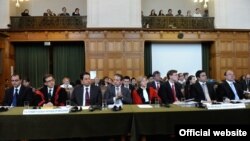 Македонската делегација пред почетокот на изложувањето на аргументите во Меѓународниот суд на правдата.