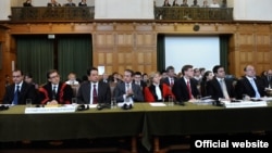 Македонската делегација пред почетокот на изложувањето на аргументите во Меѓународниот суд на правдата во Хаг на 21 март 2011 година.