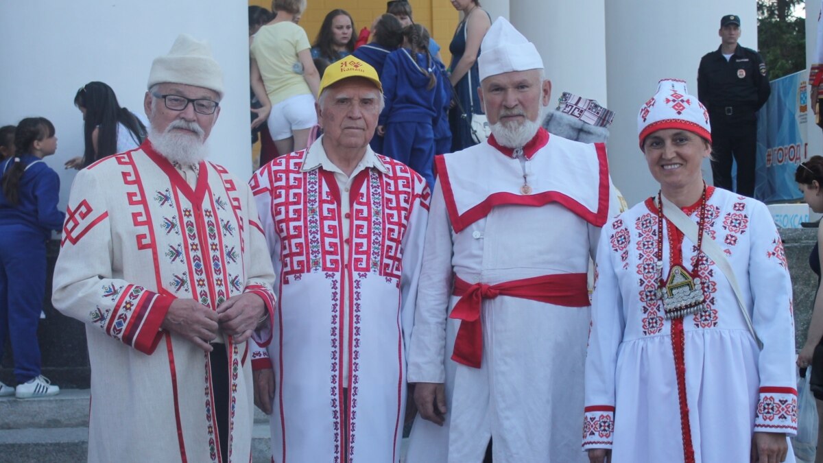 Нов чув. Нов чув. Чувашская вышивка. Сурхури молодежь. Учук чувашский праздник.