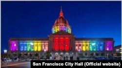 Праздничное освещение мэрии Сан-Франциско после решения Верховного суда