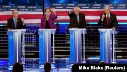 (soldan sağa) Mike Bloomberg, Senator Elizabeth Warren, Senator Bernie Sanders və Joe Biden debatda