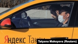 Автомобиль "Яндекс.Такси" в Москве. (Архивное фото)