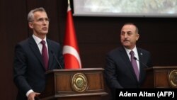 Sekretari i Përgjithshëm i NATO-s, Jens Stoltenberg dhe ministri i Jashtëm i Turqisë, Mevlut Cavusoglu gjatë konferencës për media në Ankara