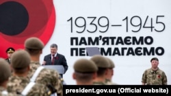 Украина президенті Петр Порошенко (мінберде) әскерилер алдында сөйлеп тұр. Киев, 9 мамыр 2018 жыл.