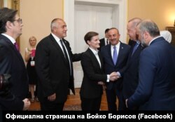 Kryeministri bullgar, Borisov dhe kryeministrja serbe, Bërnabiq gjatë një takimi me presidentin turk, Erdogan.