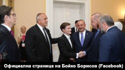 Sa rukom preko ramena koleginice iz Srbije, Bojko Borisov i Ana Brnabić pred kamerama sa Jahorine poručuju da su odnosi dve države dobri