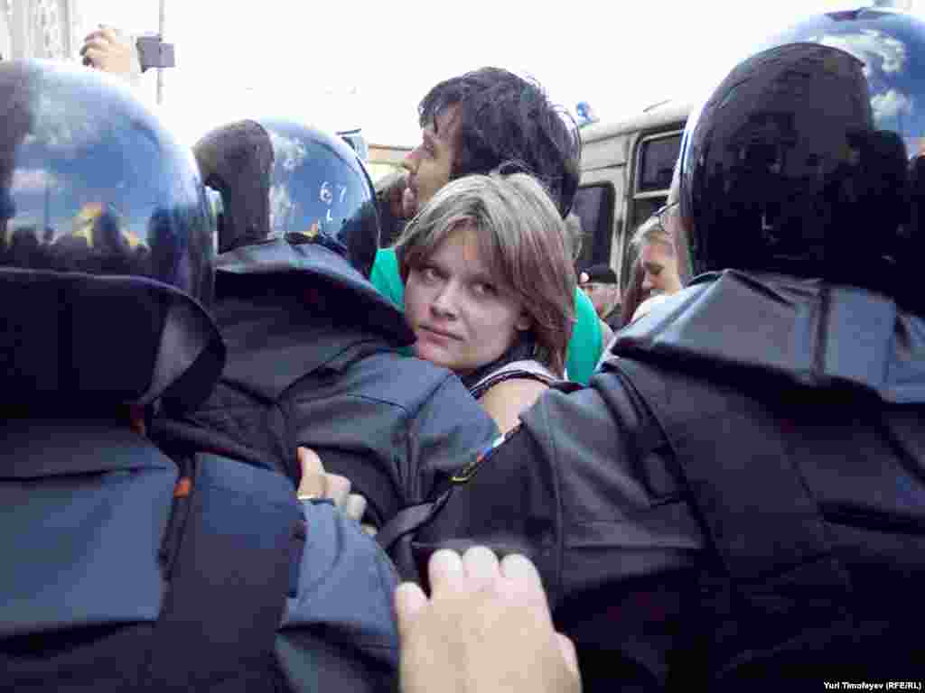 Очередная полицейская волна уносит журналистку "Эха Москвы" Ирину Воробьеву