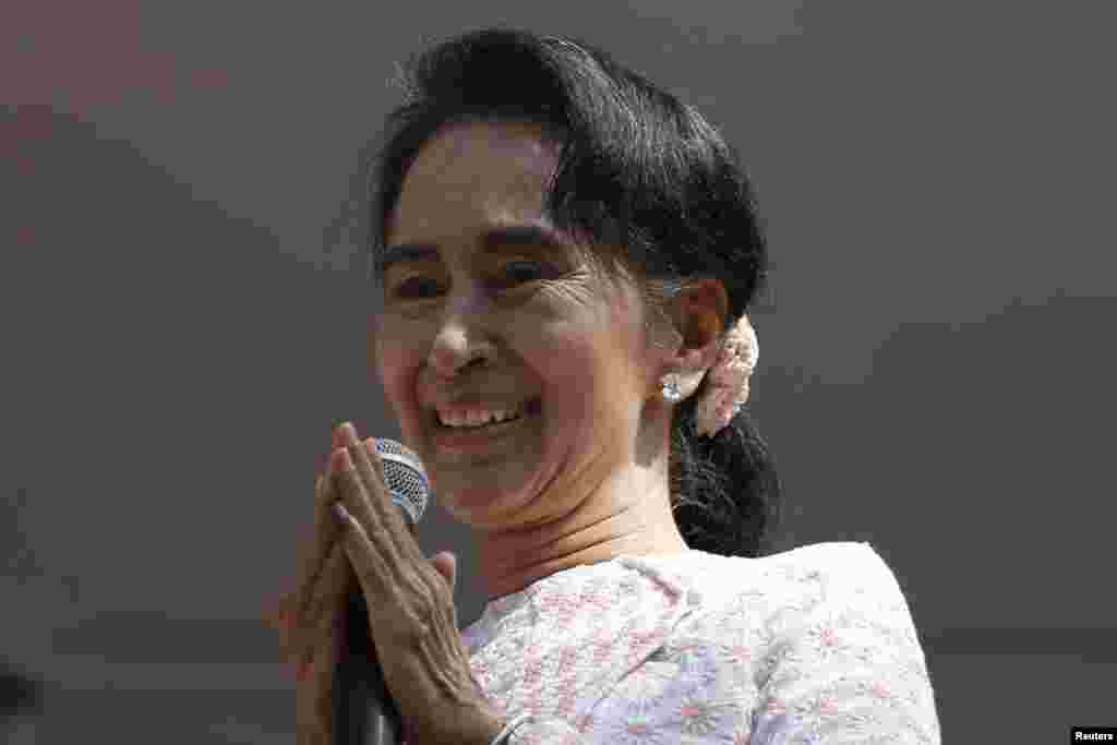 ​Аун Сан Су Чжы, лідэр партыі Нацыянальнай лігі Бірмы за дэмакратыю, выступае перад прыхільнікамі пасьля эпахальных парлямэнцкіх выбараў, на якіх яе партыя набрала каля 70 адсоткаў галасоў.