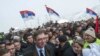 Косовские сербы приветствуют премьер-министра Александра Вучича в деревне Пасяне
