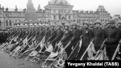 Солдати радянської армії із опущеними нацистськими прапорами під час Параду Перемоги з нагоди капітуляції нацистської Німеччини. Москва. СРСР. 24 червня 1945 року