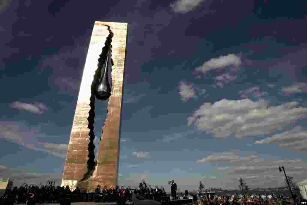 O sculptură de artistul rus-georgian Zurab Tsereteli, intitulată &bdquo;Lupta împotriva Terorismului mondial&rdquo;, instalată la Bayonne, New Jersey, în apropiere de Manhattan. Lucrarea, înaltă de 30 de metri, a fost dăruită Statelor Unite, drept cadou oficial în septembrie 2006. &nbsp;