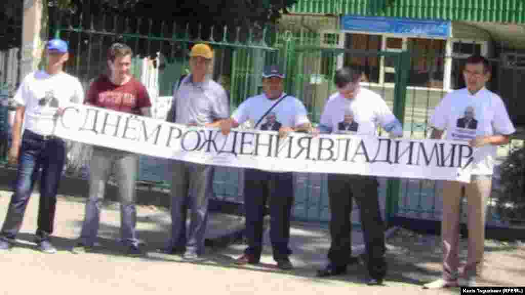Сторонники Владимира Козлова поздравили оппозиционного политика с днем рождения возле тюрьмы в поселке Заречном. 
