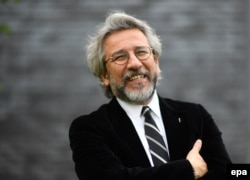 Türk jurnalisti Can Dündar bundan sonra Leipzing də yaşayacaq. O Türkiyədə qalıb boş-boşuna həbs olunmaq istəmədiyini deyir. Yarmarkada isə onun yeni kitabı təqdim olunub.