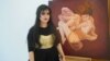 الفنانة التشكيلية سولين عثمان أمام إحدى لوحاتها في دهوك