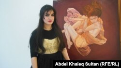 الفنانة التشكيلية سولين عثمان أمام إحدى لوحاتها في دهوك