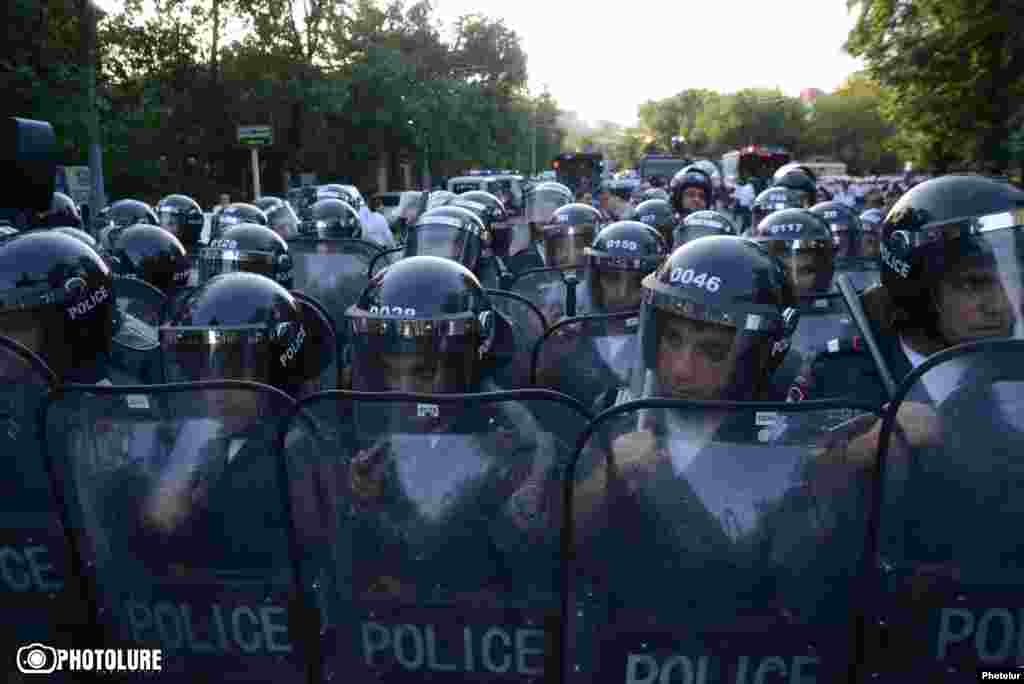 После разгона протеста в Ереване были задержаны 237 человек, семеро из них обратились за медицинской помощью, трое госпитализированы. Во время операции пострадали и 11 сотрудников полиции
